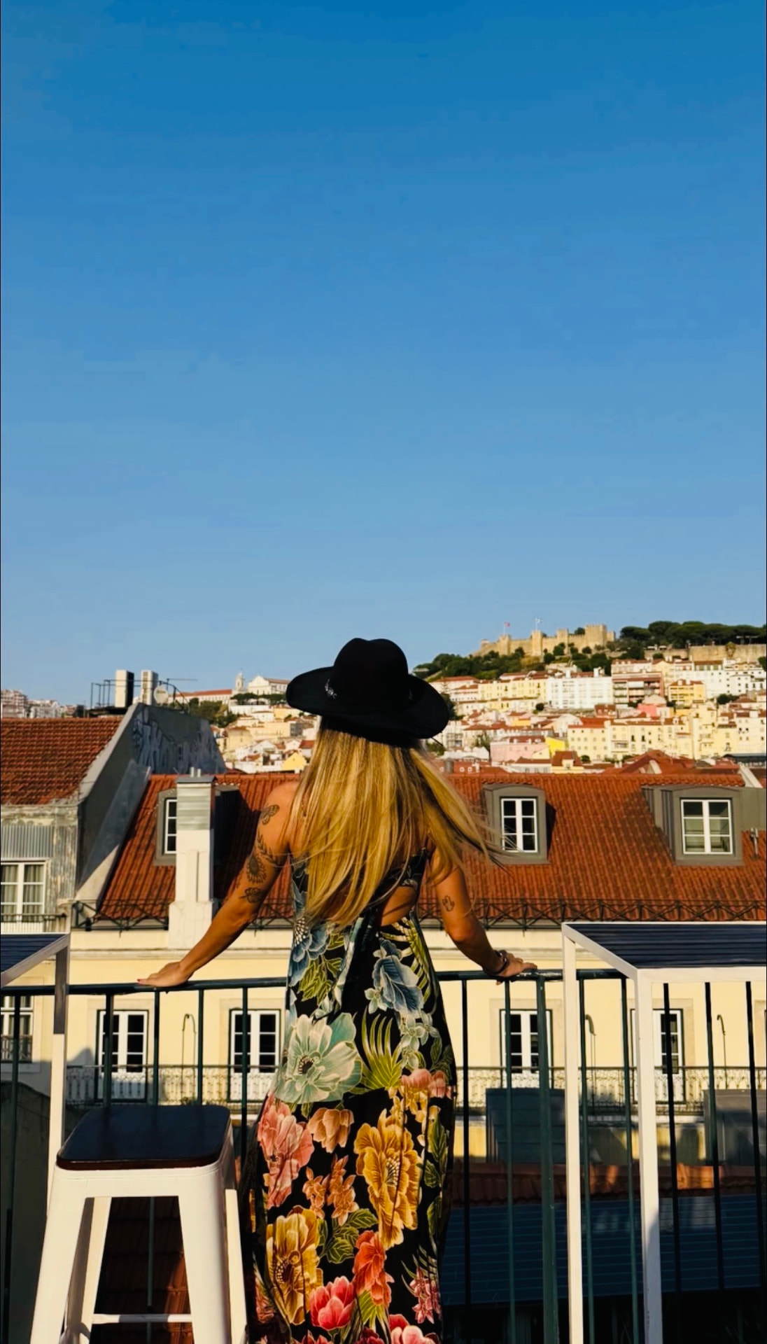 A guest on the rooftop terrace looking out to São Jorge Castle